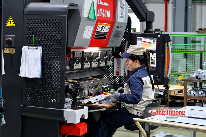 Công nhân gia công thiết bị điện trên máy chấn CNC hiện đại.