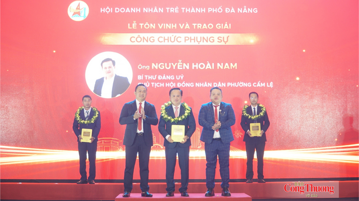 Bí thư Đảng ủy, Chủ tịch HĐND phường Cẩm Lệ Nguyễn Hoài Nam nhận Giải thưởng "Vì một Đà Nẵng - Thành phố tử tế" và tặng lại cho những cán bộ, công chức phường Cẩm Lệ