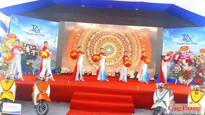 Tiết mục văn nghệ chào mừng sự kiện.