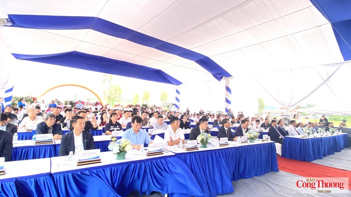 Các đại biểu tham dự sự kiện.