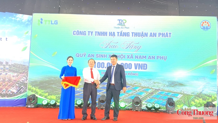 Đại diện lãnh đạo Công ty TNHH Hạ tầng Thuận An Phát trao tặng Quỹ an sinh xã hội xã Nam An Phụ số tiền 100 triệu đồng tại Lễ khởi công.