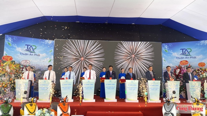 Các đại biểu nhấn nút khởi công Dự án đầu tư xây dựng hạ tầng kỹ thuật và quản lý kinh doanh Cụm công nghiệp Thăng Long, xã Nam An Phụ, TP. Hải Phòng.