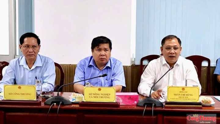 Ông Trần Chí Hùng, Phó Chủ tịch UBND TP. Cần Thơ (áo trắng), phát biểu tại buổi làm việc.