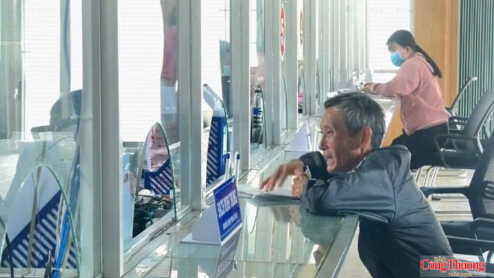 Xã Vị Thủy tăng cường tuyên truyền thủ tục hành chính, chuyển đổi số và hỗ trợ người dân sử dụng dịch vụ công trực tuyến.