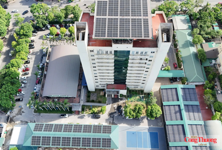 Công ty Điện lực Nghệ An thực hiện lắp đặt hệ thống điện mặt trời mái nhà cho các hộ dân trên địa bàn đảm bảo đúng kỹ thuật, chất lượng.