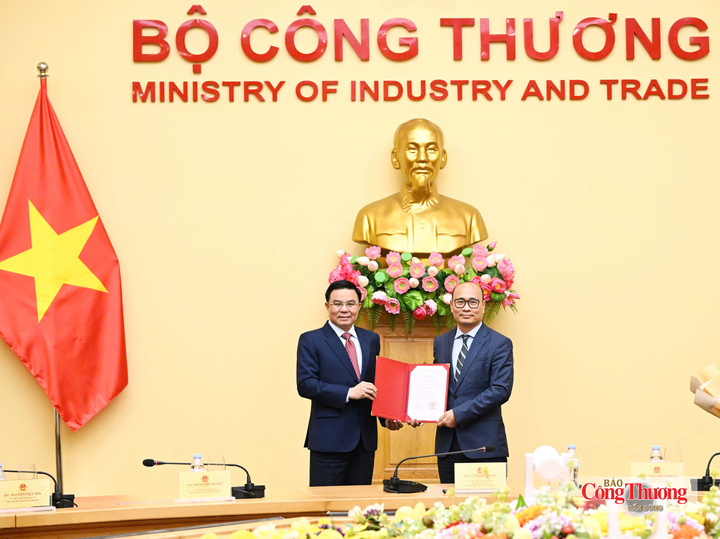 Bí thư Đảng ủy, Bộ trưởng Bộ Công Thương trao quyết định của Thủ tướng bổ nhiệm Thứ trưởng Lương Hoàng Thái.
