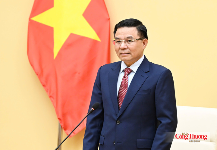 Bộ trưởng Bộ Công Thương Lê Mạnh Hùng phát biểu chỉ đạo tại buổi lễ.