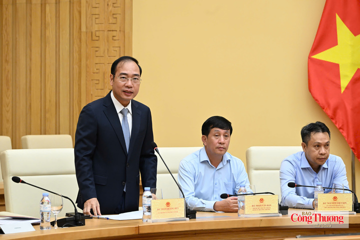 Vụ trưởng Vụ Tổ chức cán bộ Trần Quang Huy công bố Quyết định bổ nhiệm Thứ trưởng Bộ Công Thương Lương Hoàng Thái.