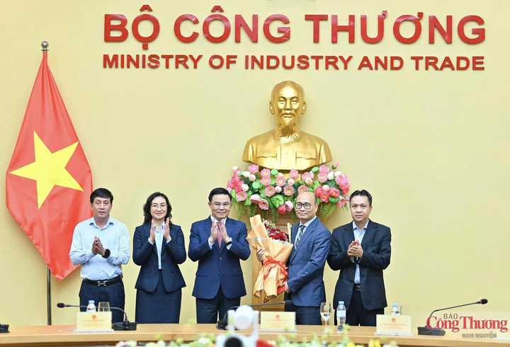 Bí thư Đảng ủy, Bộ trưởng Bộ Công Thương Lê Mạnh Hùng cùng các ủy viên Ban thường vụ Đảng ủy Bộ chúc mừng Thứ trưởng Lương Hoàng Thái.