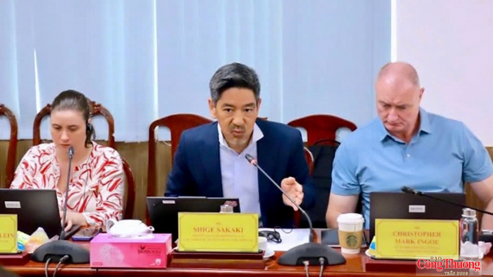Chuyên gia giao thông cao cấp WB Shigeyuki Sakaki (áo đen) phát biểu tại buổi làm việc.