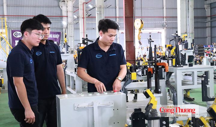 Kỹ sư vận hành hệ thống điều khiển, kiểm tra hoạt động của đồ gá.