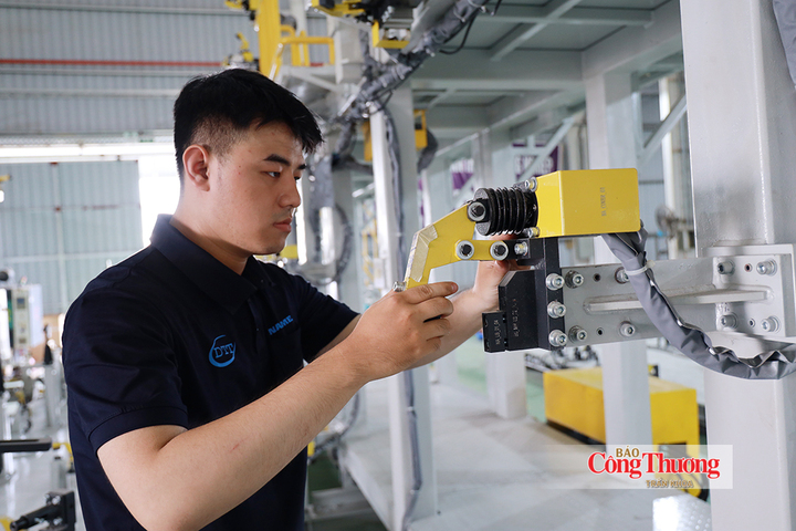 Công đoạn hiệu chỉnh cơ cấu kẹp, bảo đảm thiết bị hoạt động chính xác.