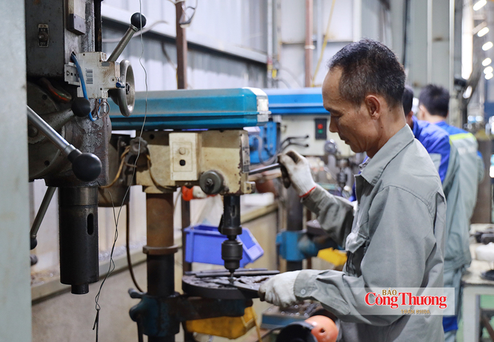 Công nhân gia công các chi tiết cơ khí phục vụ chế tạo thiết bị, đồ gá cho dây chuyền hàn ô tô.