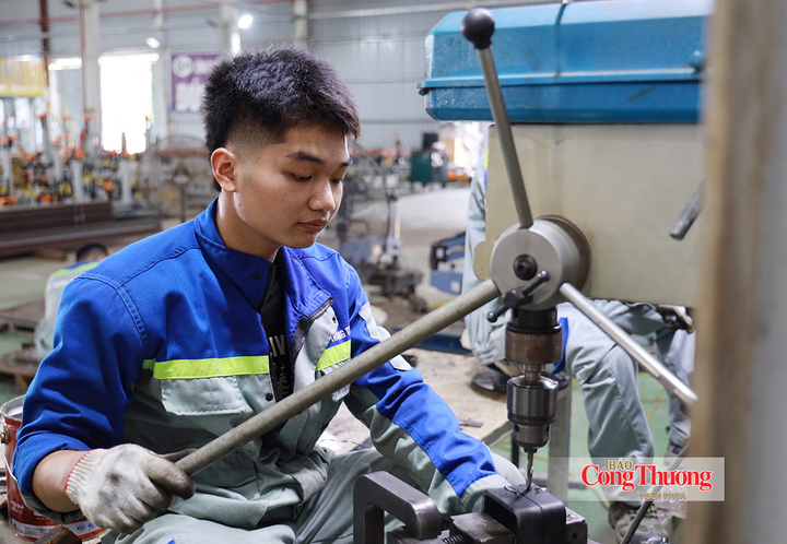 Công nhân gia công chi tiết cơ khí, bảo đảm độ chính xác trước khi đưa vào lắp ráp.