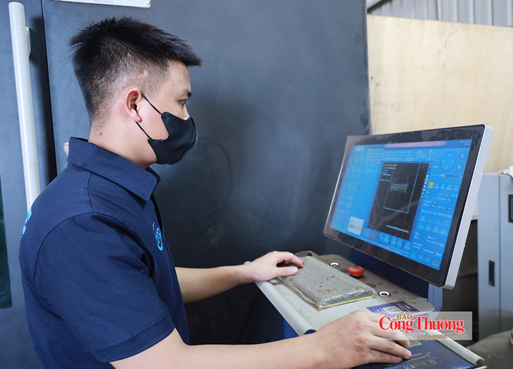 Công đoạn lập trình, theo dõi thông số kỹ thuật phục vụ quá trình tự động hóa.