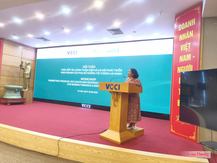 Bà Parimita Mohanty - Quản lý chương trình về năng lượng tái tạo, khối tài chính, Ban Biến đổi khí hậu, Văn phòng khu vực châu Á - Thái Bình Dương của Chương trình Môi trường Liên hợp quốc phát biểu tại sự kiện.