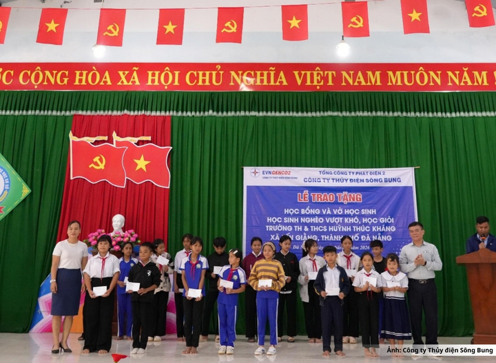 Công ty Thủy điện Sông Bung trao học bổng cho học sinh tại Trường Tiểu học và Trung học cơ sở Huỳnh Thúc Kháng.