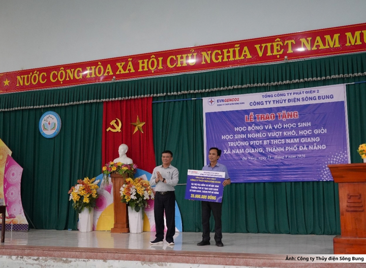 Đại diện Công ty Thủy điện Sông Bung trao biểu trưng cho đại diện Trường Phổ thông Dân tộc bán trú Trung học cơ sở Nam Giang.