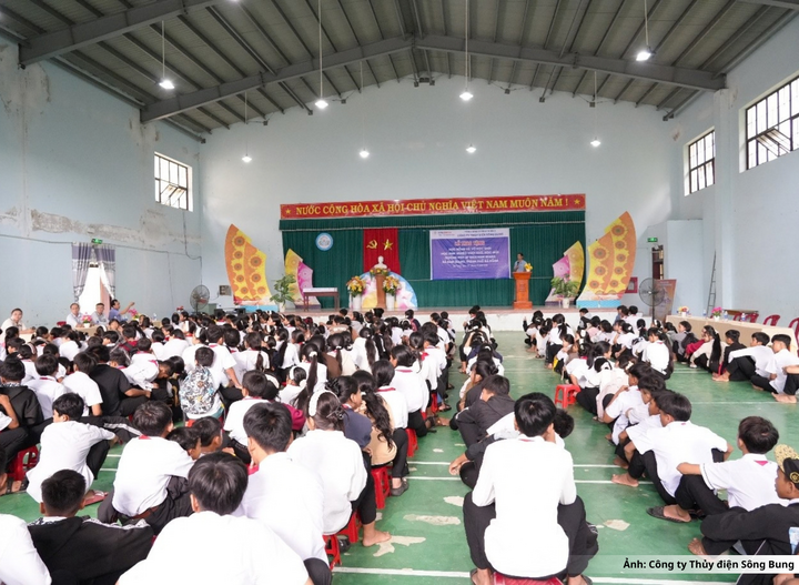 Quang cảnh buổi trao học bổng và vở tặng học sinh tại Trường Phổ thông Dân tộc bán trú Trung học cơ sở Nam Giang.