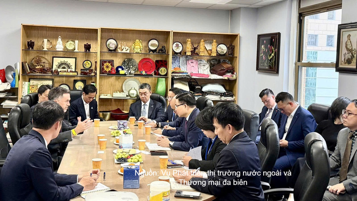 Lãnh đạo Tập đoàn ReElement báo cáo Bộ trưởng về năng lực công nghệ trong lĩnh vực khai thác khoáng sản.