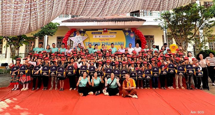 Không khí rộn ràng, tươi vui của các em nhỏ và gia đình khi tham gia chương trình "Trung thu xanh"