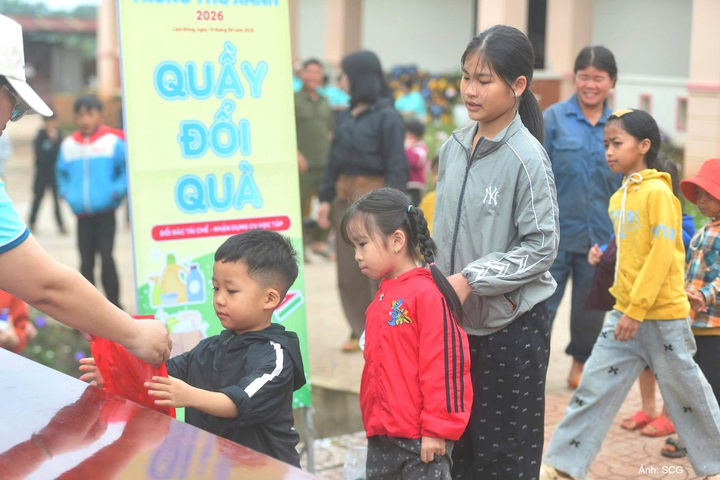 Nhiều phần quà thiết thực như bánh Trung thu, dụng cụ học tập đã được trao tặng cho các em nhỏ ở địa phương.