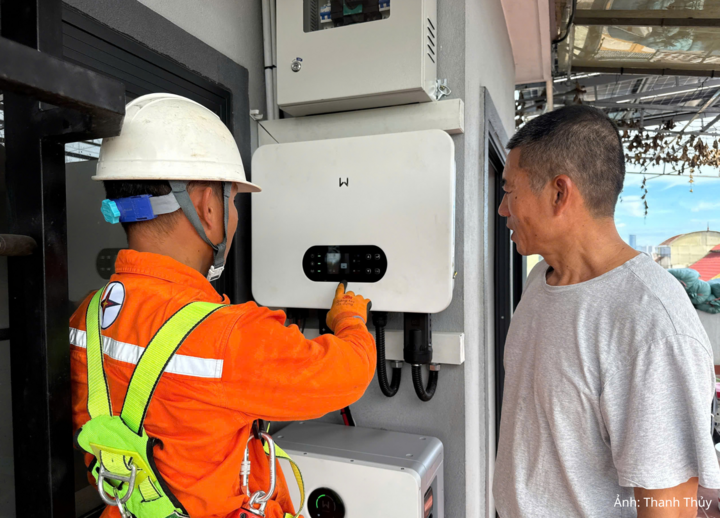 Nhân viên Công ty Điện lực Nghệ An hướng dẫn khách hàng vận hành, sử dụng hệ thống điện mặt trời mái nhà an toàn, hiệu quả sau khi lắp đặt hoàn chỉnh.