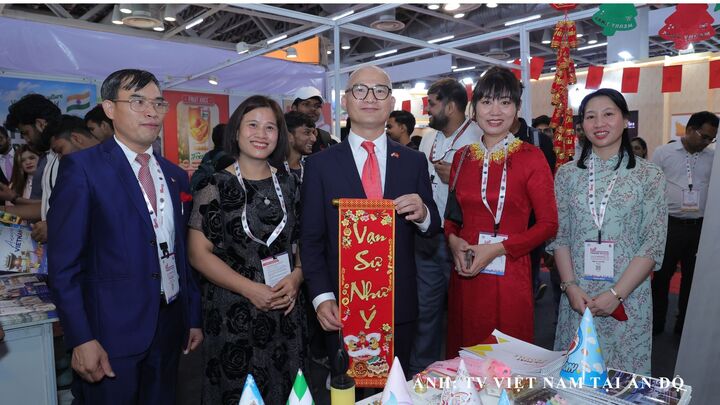 Đại sứ Trịnh Minh Mạnh thăm quan các gian hàng Việt Nam tại Hội chợ Thương mại Quốc tế Uttar Pradesh 2026 (UPITS 2026) tại Trung tâm Triển lãm và Thương mại Ấn Độ