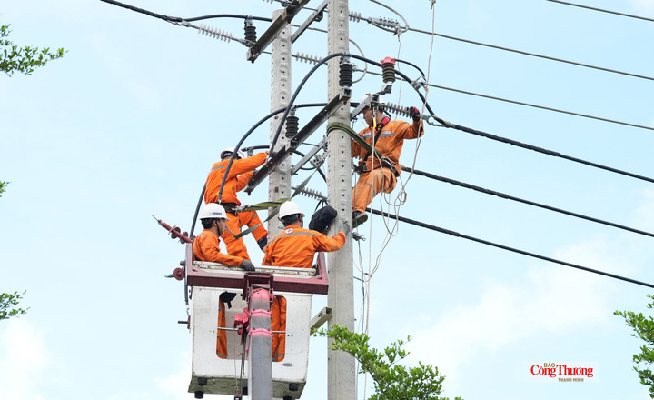 Ngành điện TP. Hồ Chí Minh triển khai nhiều giải pháp bảo đảm cung cấp điện an toàn, ổn định cho phát triển kinh tế - xã hội TP. Hồ Chí Minh.