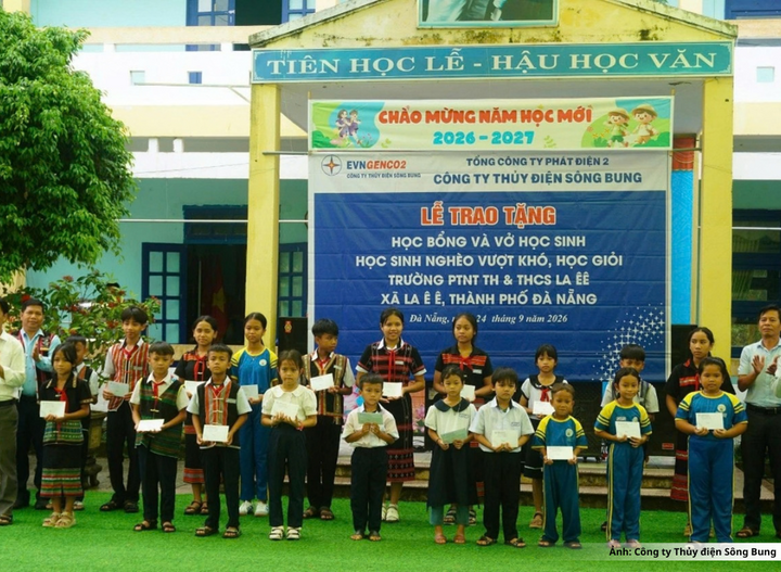 Trao học bổng và vở tặng học sinh tại Trường Phổ thông Dân tộc nội trú Tiểu học và Trung học cơ sở La Êê.