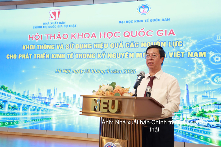 PGS.TS. Vũ Trọng Lâm, Giám đốc - Tổng Biên tập Nhà xuất bản Chính trị quốc gia Sự thật phát biểu tại hội thảo.