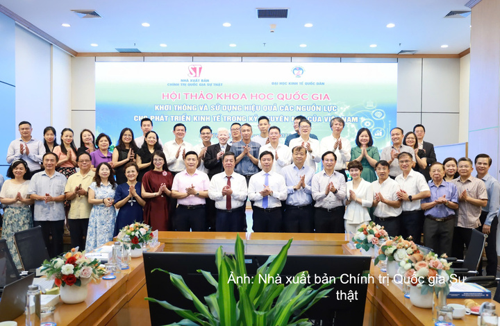Các đại biểu chụp ảnh lưu niệm tại hội thảo.