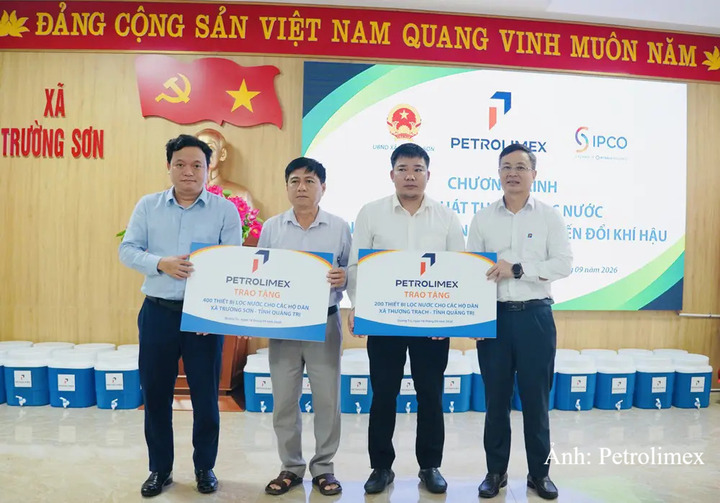 Ông Nguyễn Ngọc Tú - Phó Tổng Giám đốc Petrolimex (ngoài cùng bên trái) và ông Trần Đình Vũ - Chủ tịch Petrolimex Quảng Trị (ngoài cùng bên phải) trao tặng thiết bị lọc nước