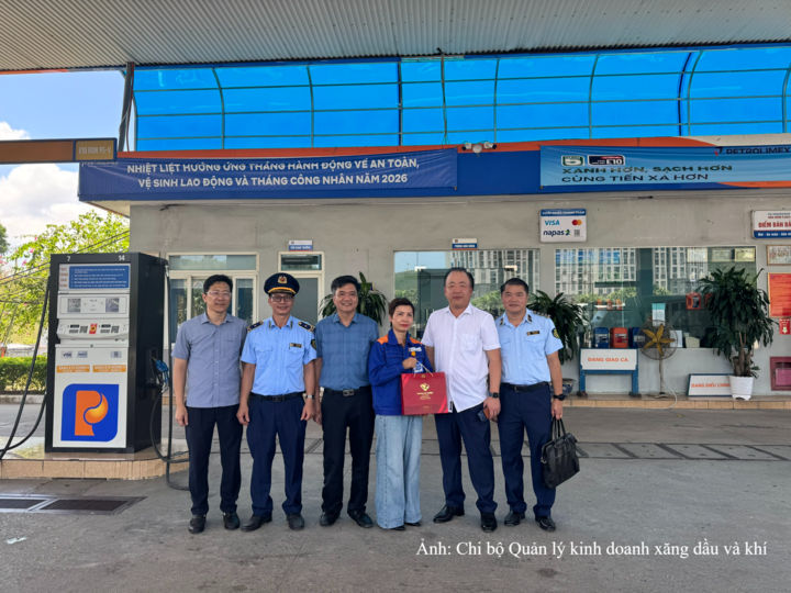 Cục trưởng Trần Hữu Linh cùng đoàn công tác đi kiểm tra, giám sát trạm xăng dầu.