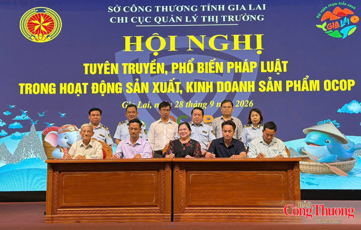 Các chủ thể OCOP ký cam kết chấp hành pháp luật trong hoạt động sản xuất, kinh doanh sản phẩm OCOP.