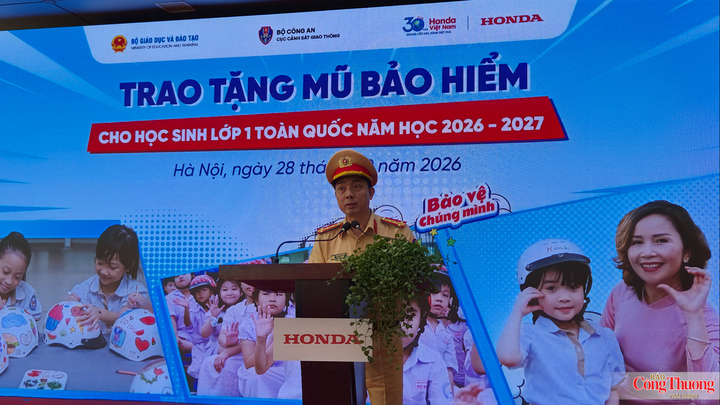 Đại tá Phạm Việt Công, Phó Cục trưởng Cục Cảnh sát giao thông phát biểu tại buổi lễ.