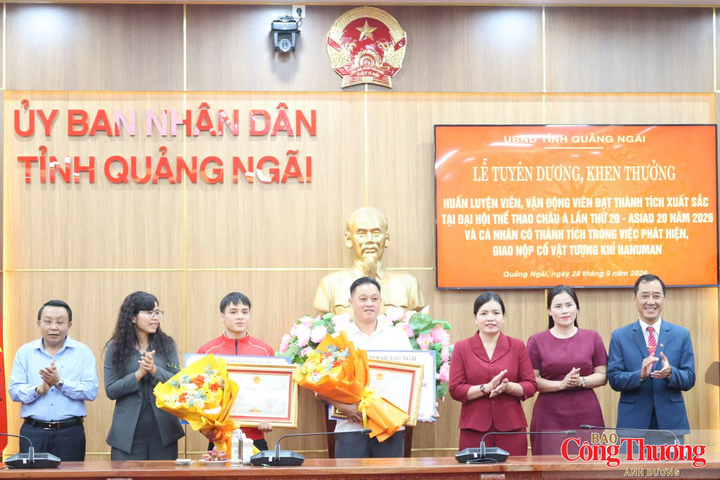 Vận động viên Đinh Văn Tâm (áo đỏ) được khen thưởng vì đạt Huy chương Bạc nội dung Tán thủ Wushu nam.