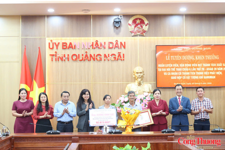 Trao tặng Bằng khen của Chủ tịch UBND tỉnh Quảng Ngãi cho ông Dương Đình Lục vì đã giao nộp cổ vật Tượng thần Khỉ Hanuman.