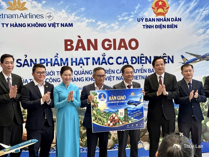 UBND tỉnh Điện Biên phối hợp với Tổng công ty Hàng không Việt Nam tổ chức lễ bàn giao sản phẩm hạt mắc ca để giới thiệu, quảng bá trên các chuyến bay Vietnam Airlines.