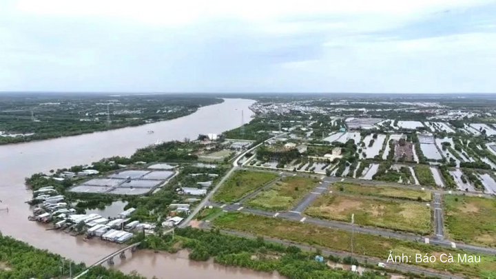 Theo quy hoạch, Khu kinh tế Năm Căn có tổng diện tích khoảng 10.802ha. Đến năm 2045, khu kinh tế dự kiến thu hút dân số khoảng 140.000 - 165.000 người, với lực lượng lao động 84.000 - 100.000 người.