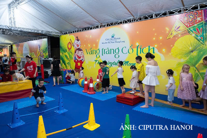 Niềm vui rạng rỡ của các cư dân nhí và gia đình cùng nhau phá cỗ trông trăng tại sự kiện. Ảnh: Ciputra Hanoi