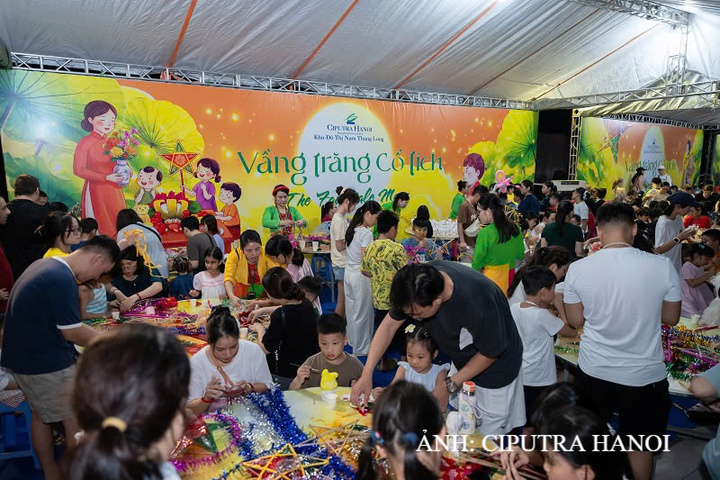 Đêm hội "Vầng trăng cổ tích 2026" thu hút đông đảo cư dân tham dự. Ảnh: Ciputra Hanoi