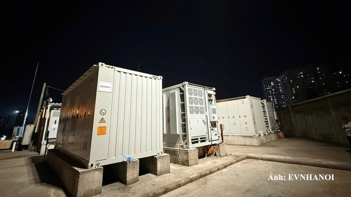 Hệ thống pin lưu trữ năng lượng (BESS) tại Trạm biến áp 110kV Bắc Thăng Long.