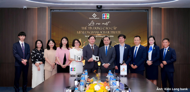 Lãnh đạo KienlongBank và JCB tại lễ ra mắt thẻ KienlongBank JCB Ultimate.
