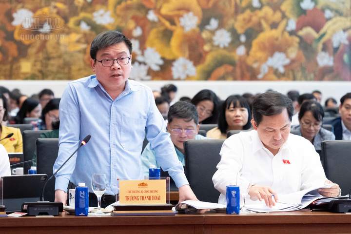 Thứ trưởng Trương Thanh Hoài giải trình các nội dung đại biểu Quốc hội quan tâm. Ảnh: Quochoi.vn
