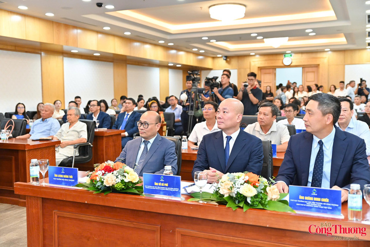 Các đại biểu tham dự buổi họp giới thiệu và cung cấp thông tin Lễ công bố sản phẩm đạt Thương hiệu quốc gia Việt Nam lần thứ 10 năm 2026.