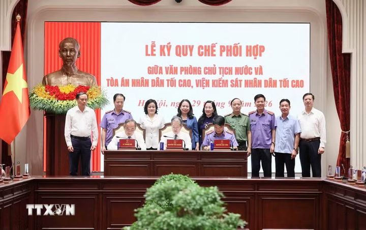 Phó Chủ tịch nước Võ Thị Ánh Xuân với các đại biểu chứng kiến Lễ ký quy chế phối hợp giữa Văn phòng Chủ tịch nước và Tòa án nhân dân tối cao, Viện kiểm sát nhân dân tối cao.