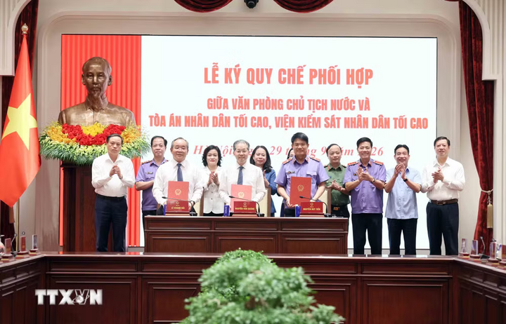 Phó Chủ tịch nước Võ Thị Ánh Xuân với các đại biểu chứng kiến Lễ ký quy chế phối hợp giữa Văn phòng Chủ tịch nước và Tòa án nhân dân tối cao, Viện kiểm sát nhân dân tối cao.