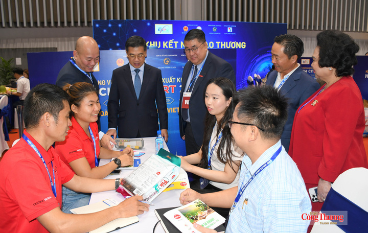 Lãnh đạo TP. Hồ Chí Minh, Cục Xúc tiến thương mại (Bộ Công Thương) và các đại biểu tham quan khu vực kết nối giao thương tại sự kiện HCMC Export 2025.