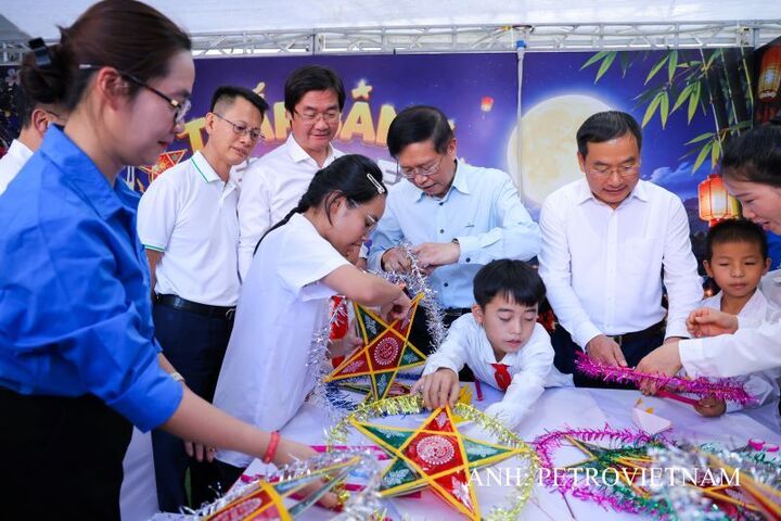 Các đại biểu lãnh đạo thăm quan các gian trải nghiệm lễ hội Trung thu.